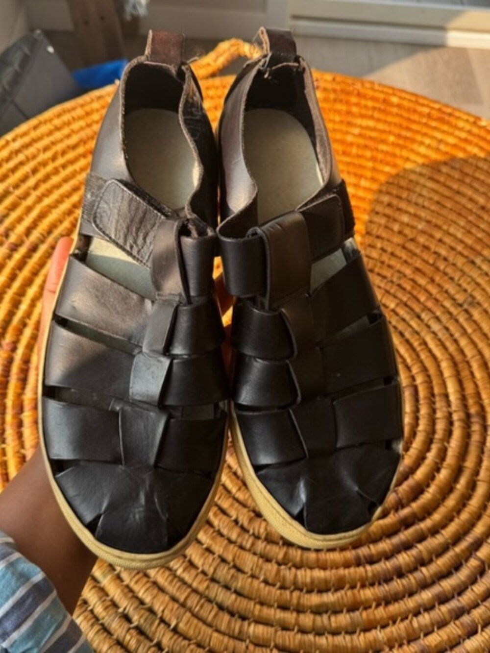 Fisherman mens size 10 black sandals